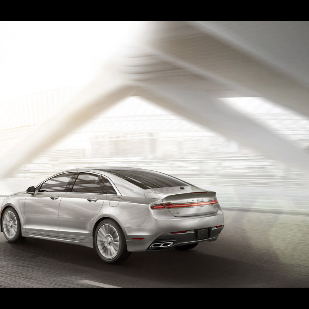 Автомобиль Lincoln MKZ на дороге