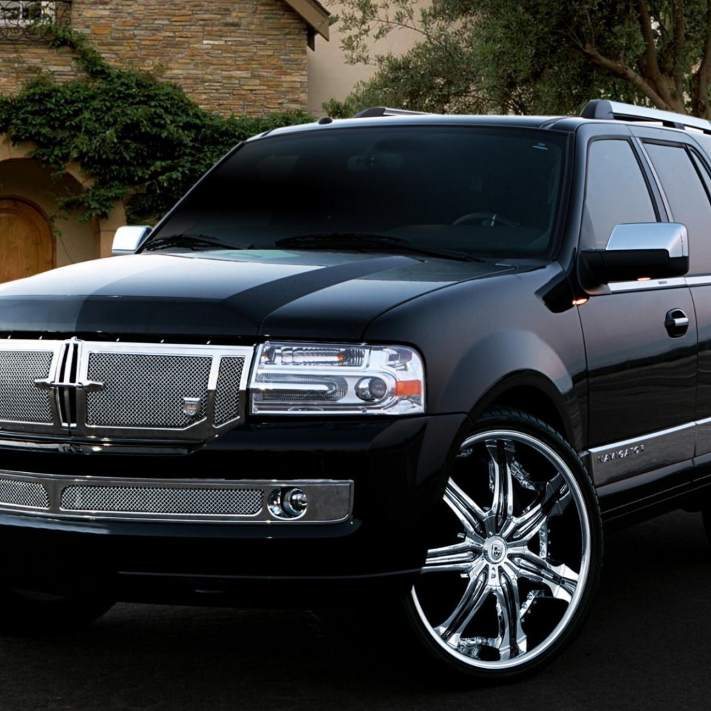 Автомобиль Lincoln Navigator 2014 на дороге