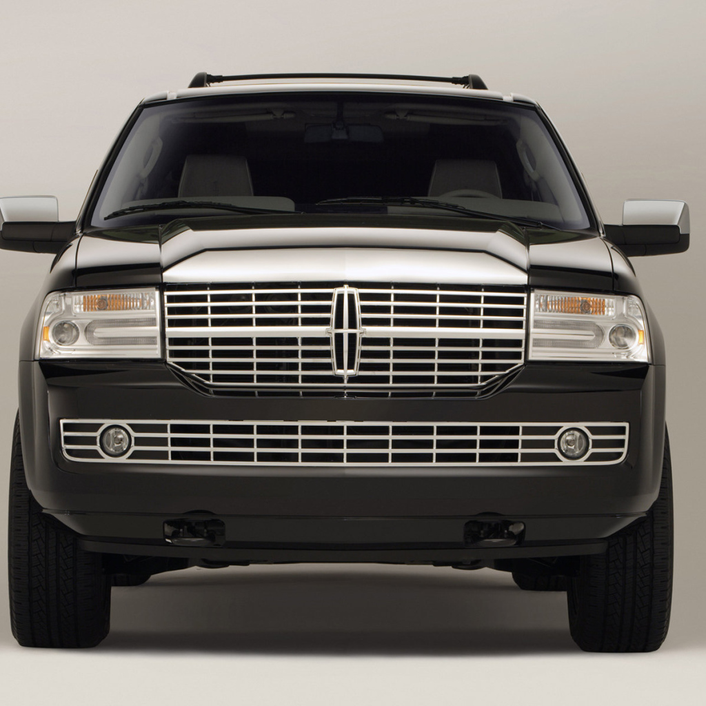 Автомобиль Lincoln Navigator на дороге
