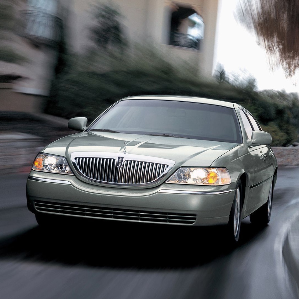 Новый автомобиль Lincoln Town Car