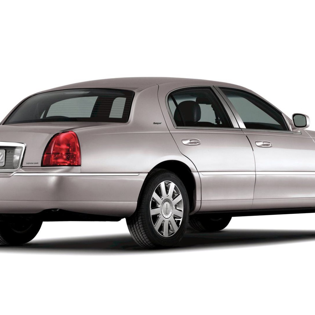 Новая машина Lincoln Town Car