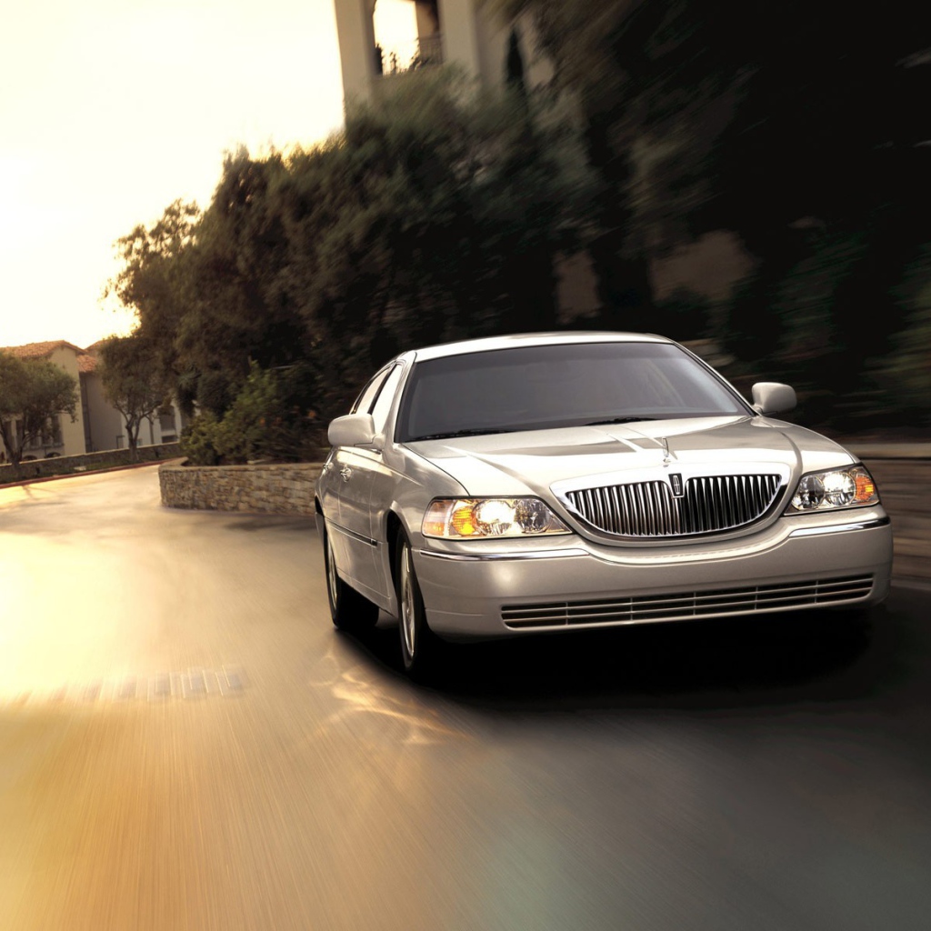 Автомобиль Линкольн на улице
