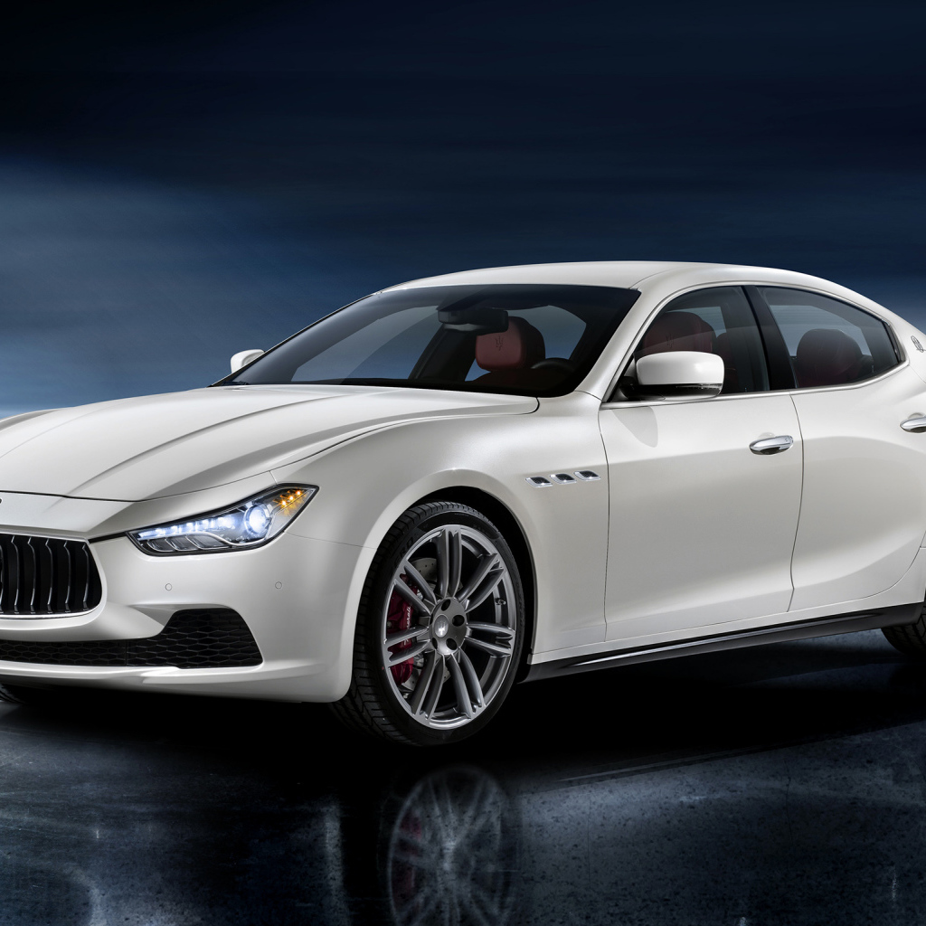 Красивый автомобиль Maserati Ghibli