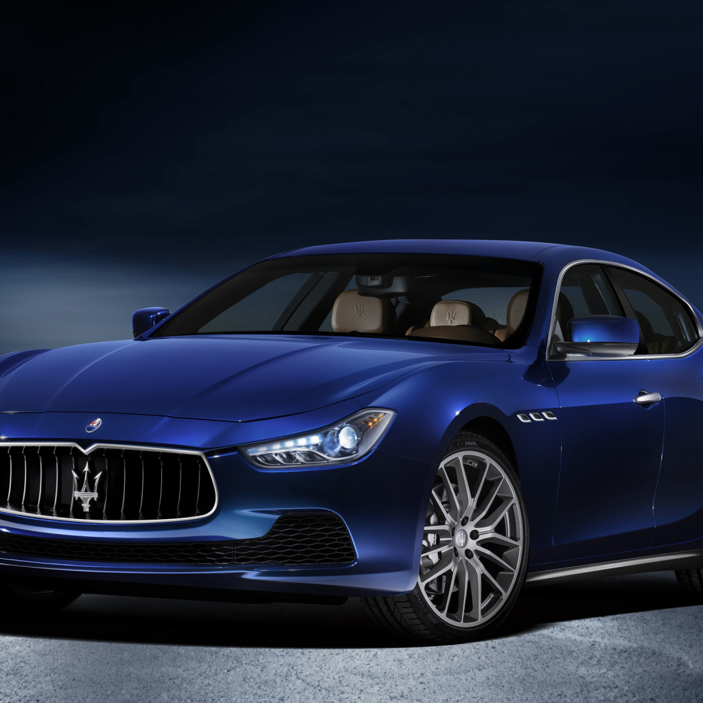 Красивый автомобиль Maserati Ghibli в Москве