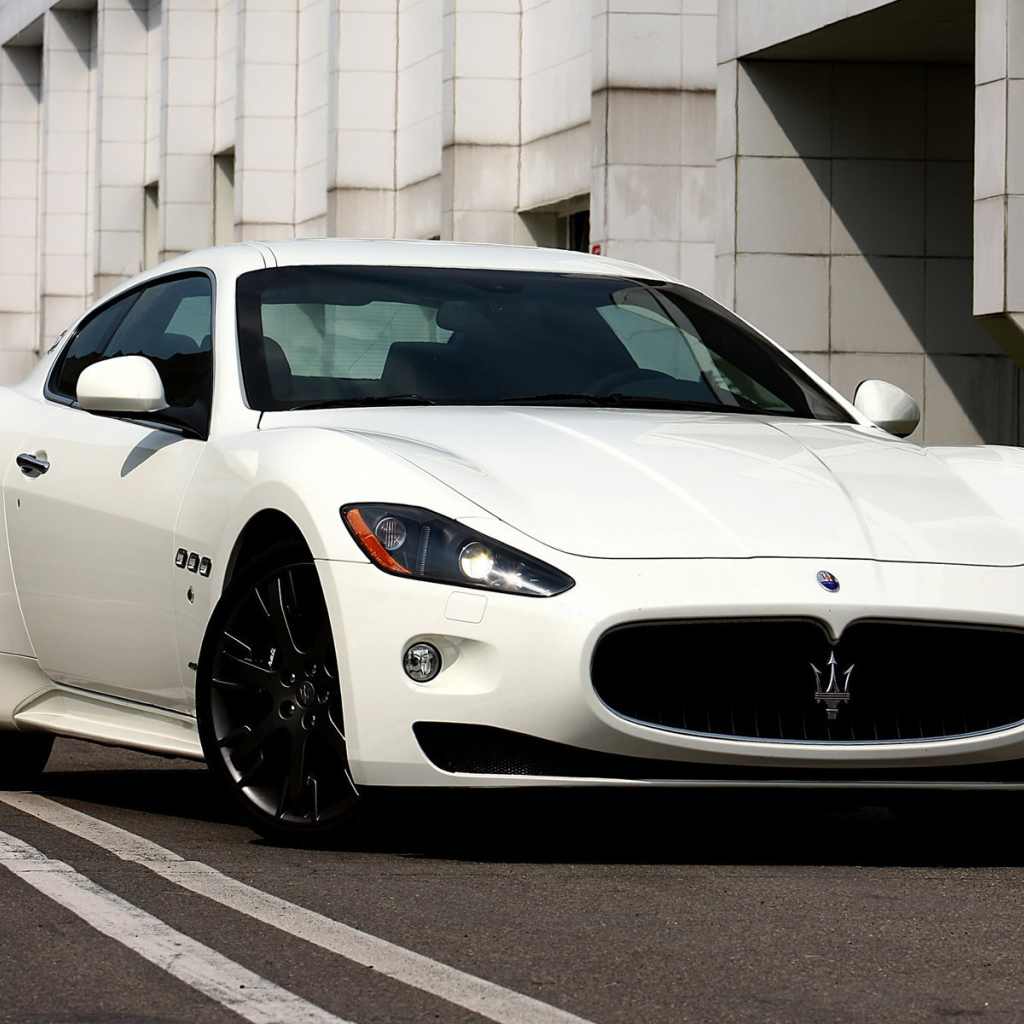 Красивый автомобиль Maserati Granturismo в Москве