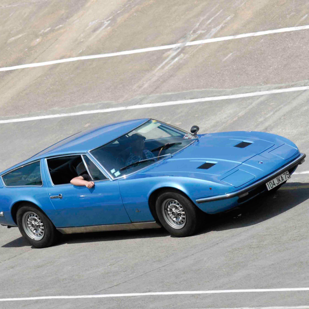 Красивый автомобиль Maserati Indy