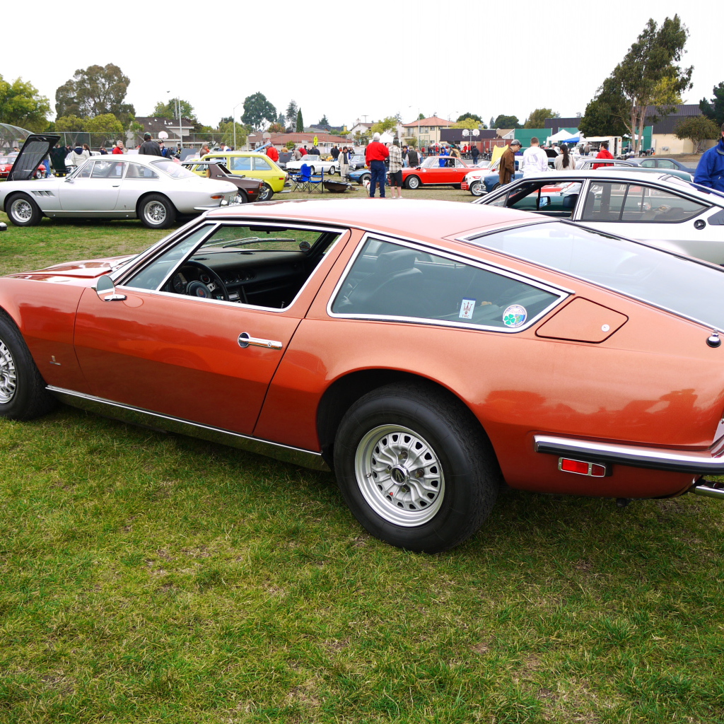Красивый автомобиль Maserati Indy в Москве