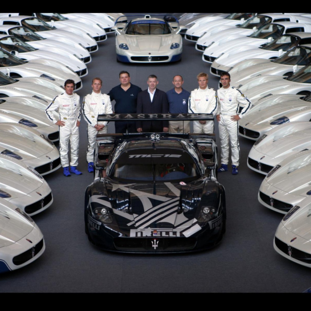 Красивый автомобиль Maserati MC12 в Москве