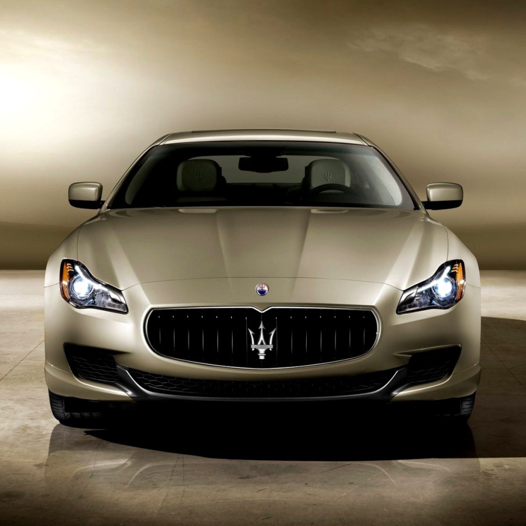 Красивый автомобиль Maserati Quattroporte