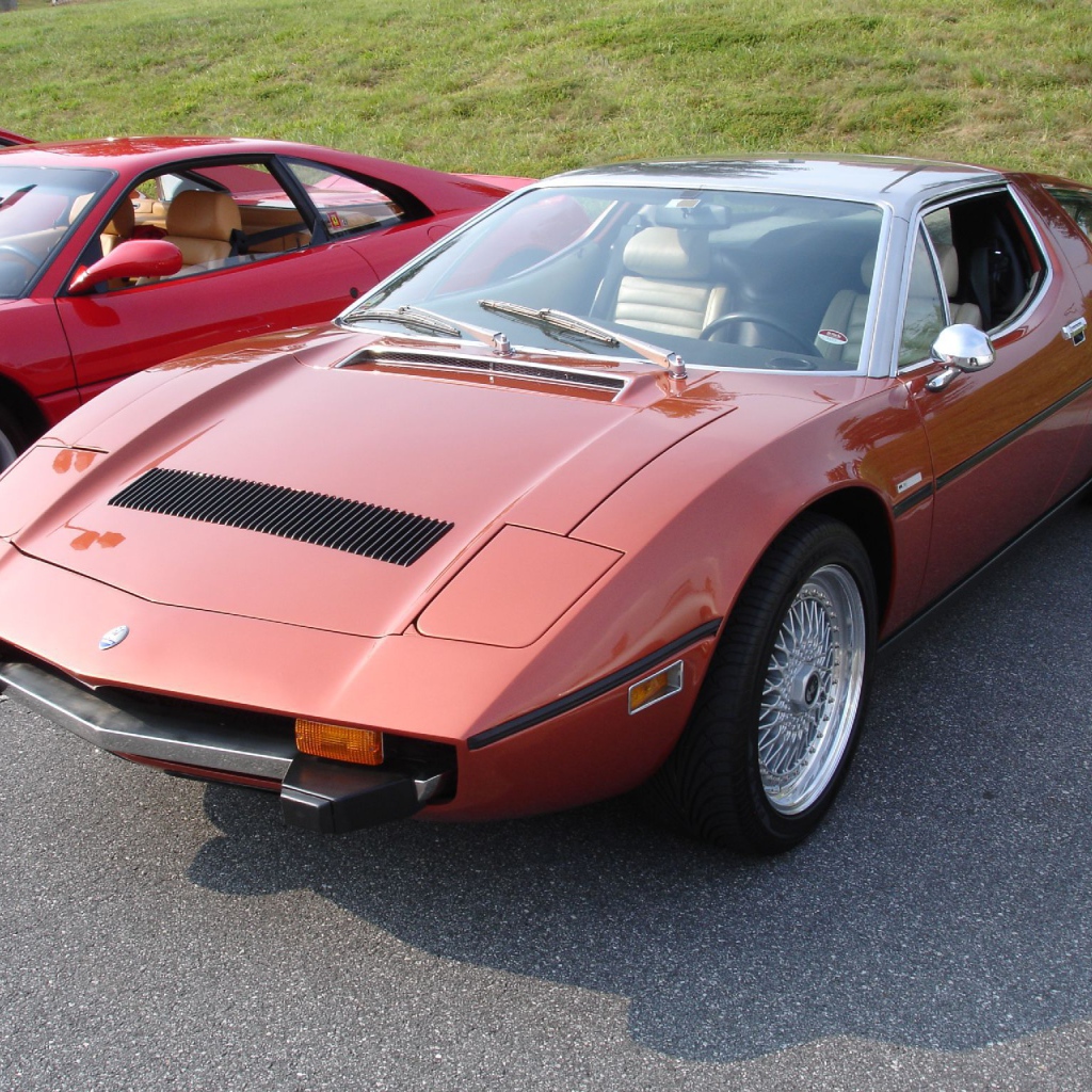 Автомобиль марки Maserati модели Indy