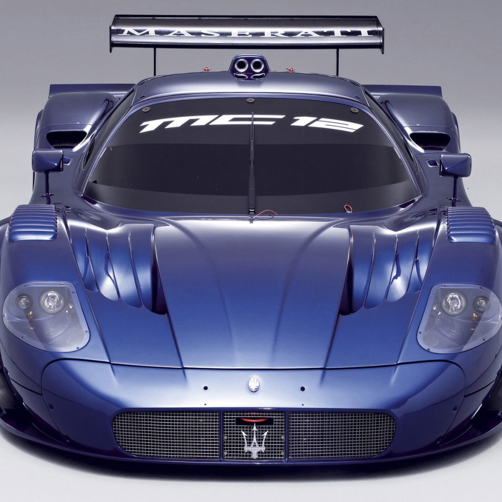 Автомобиль марки Maserati модели MC12