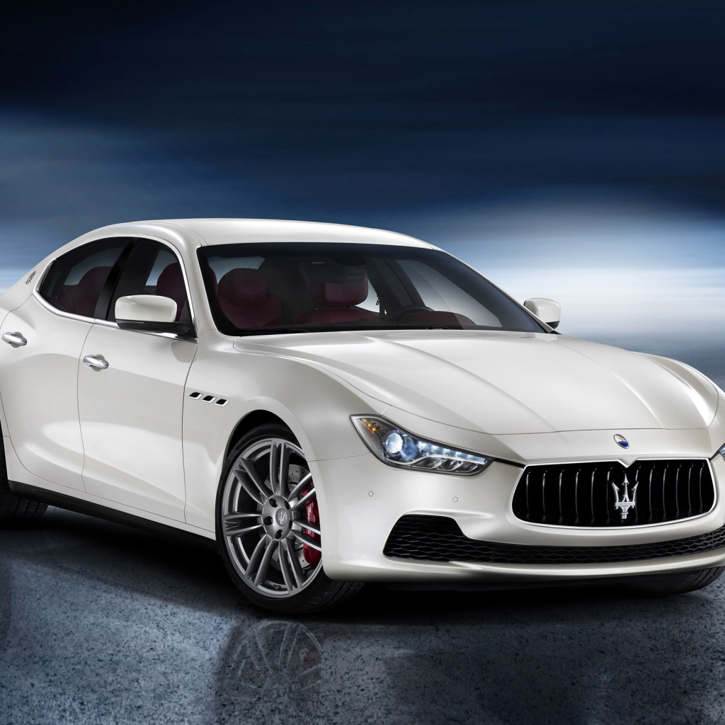 Автомобиль Maserati Ghibli на дороге