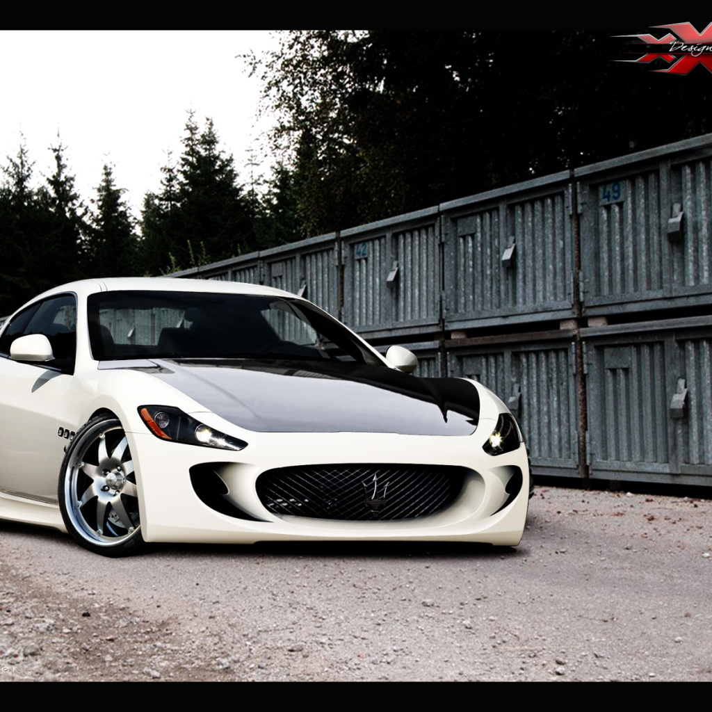 Автомобиль Maserati Granturismo на дороге