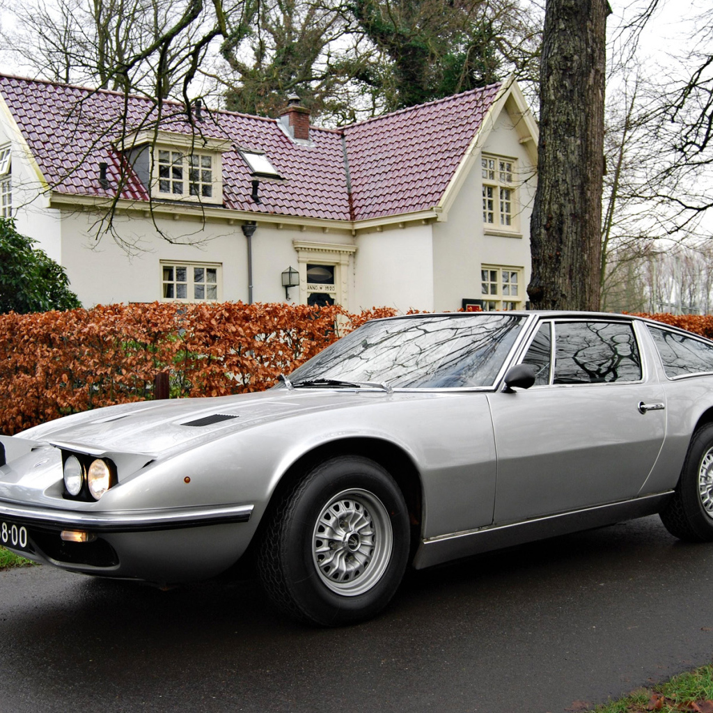 Автомобиль Maserati Indy на дороге