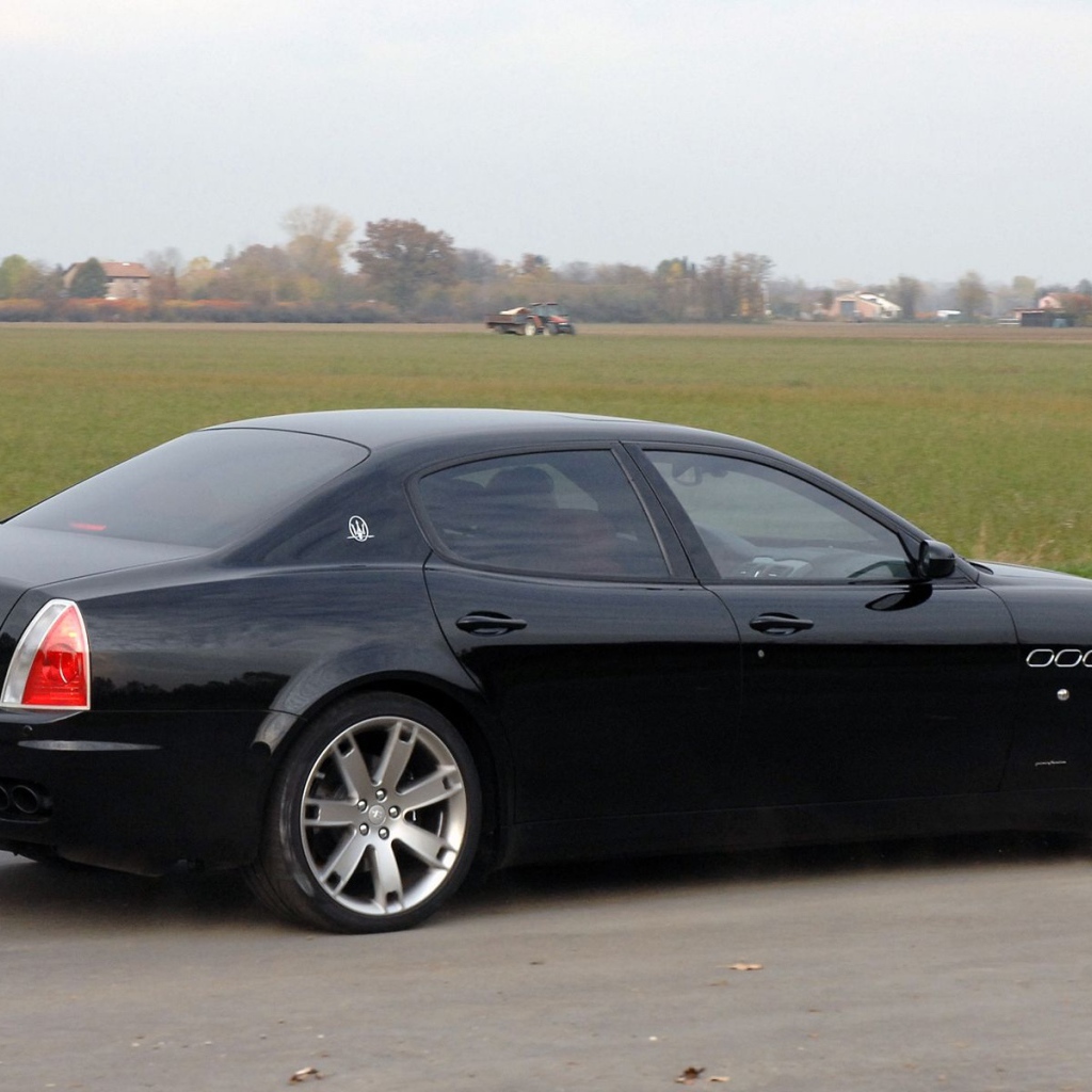 Автомобиль Maserati Quattroporte на дороге