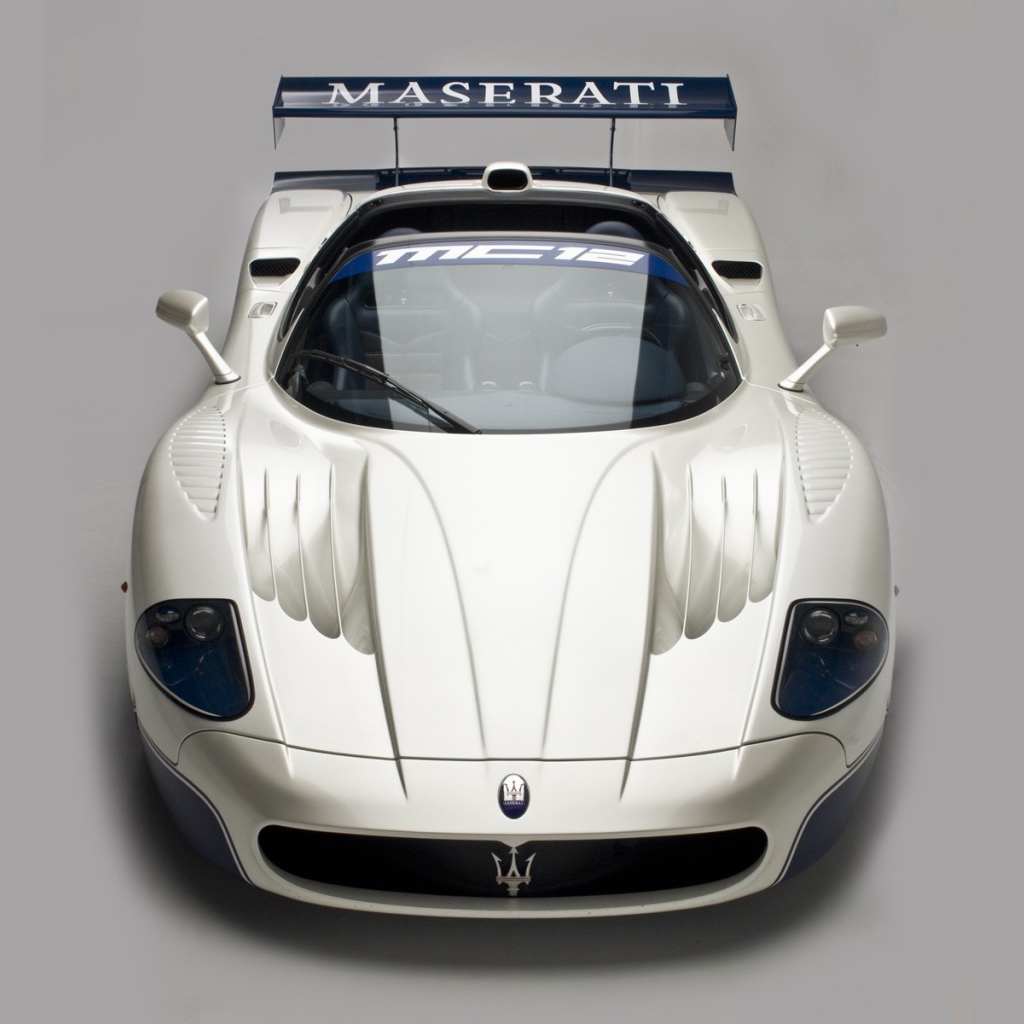 Автомобиль Maserati MC12 на дороге