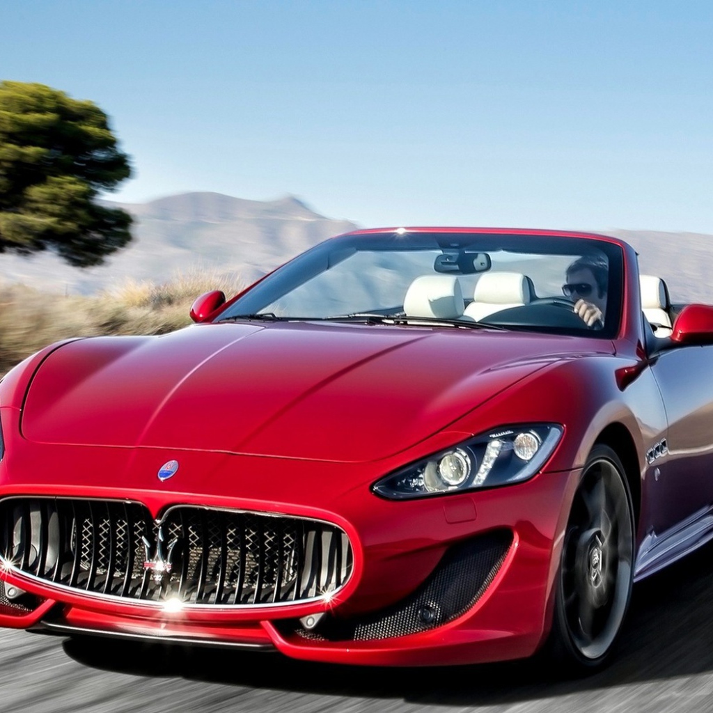 Красный спортивный Мазерати