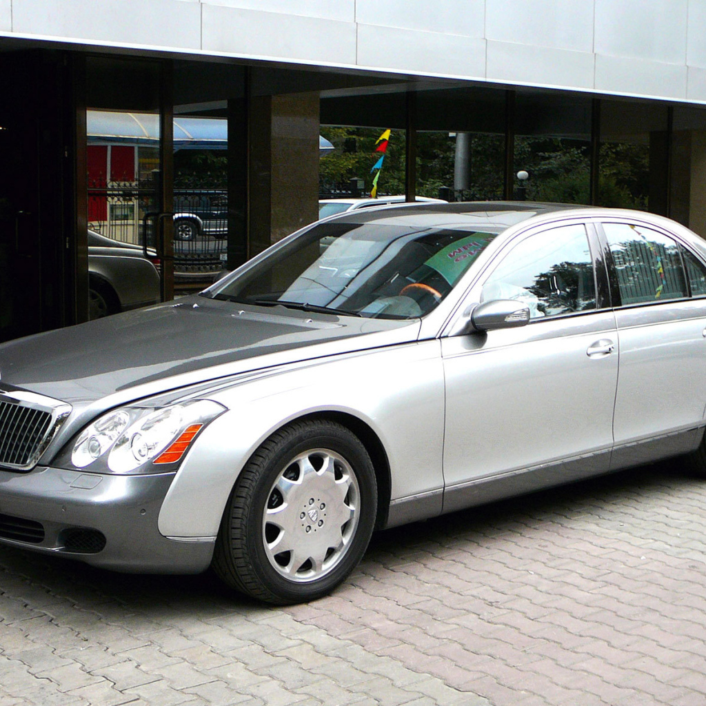 Красивый автомобиль Maybach  Landaulet в Москве