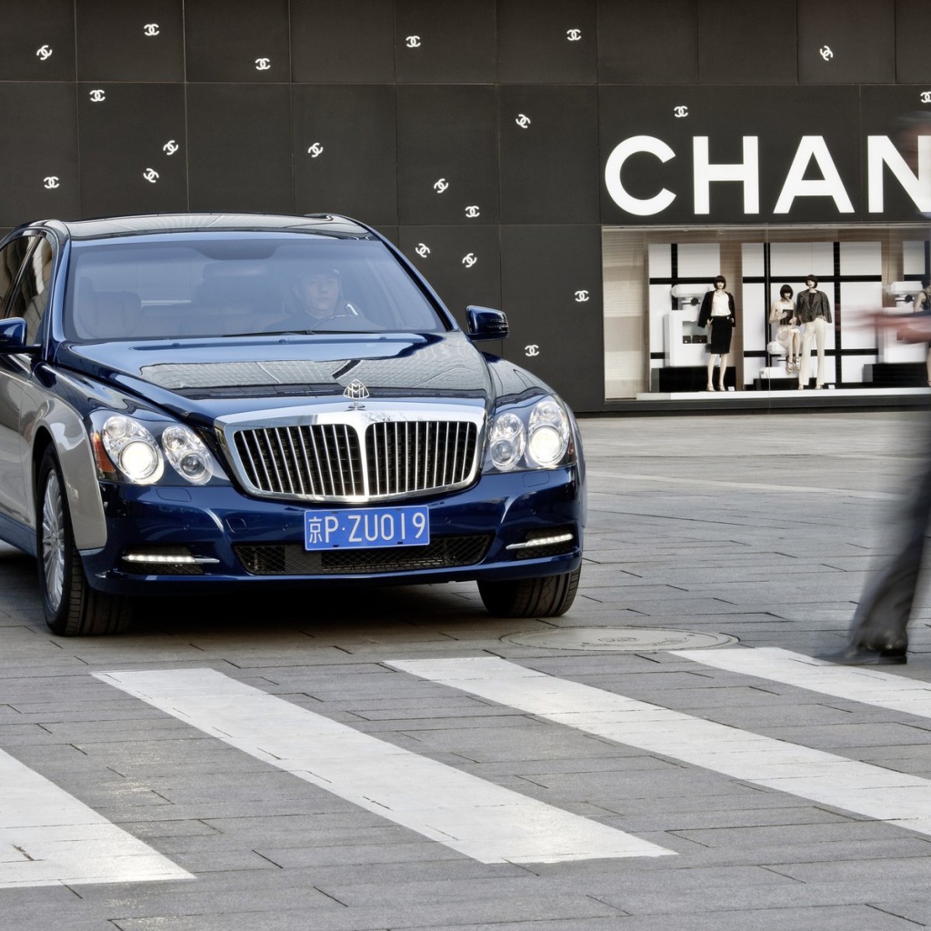 Автомобиль Maybach  62s на дороге