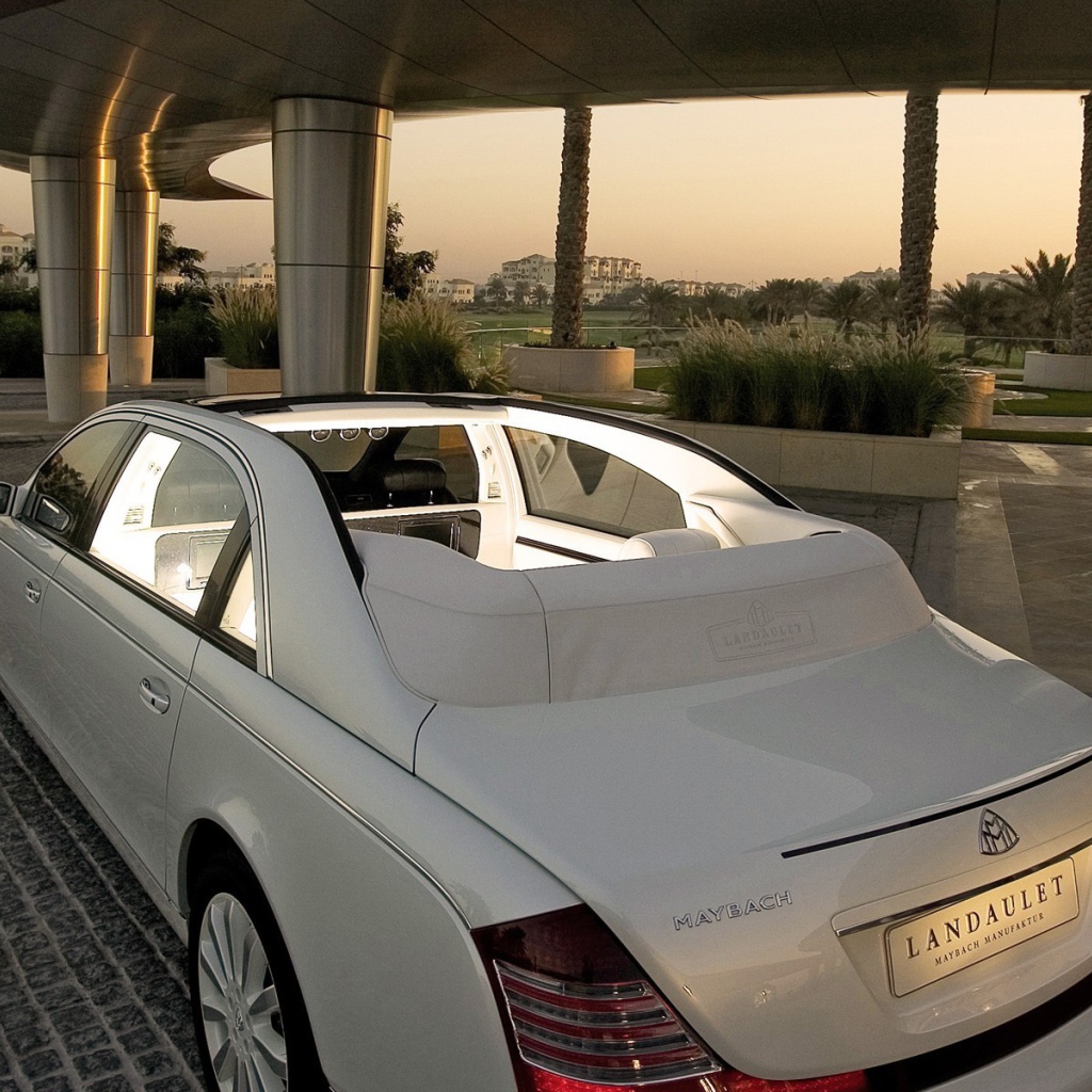 Автомобиль Maybach  Landaulet на дороге