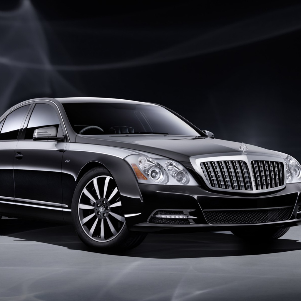  Автомобиль Maybach  2014 на дороге