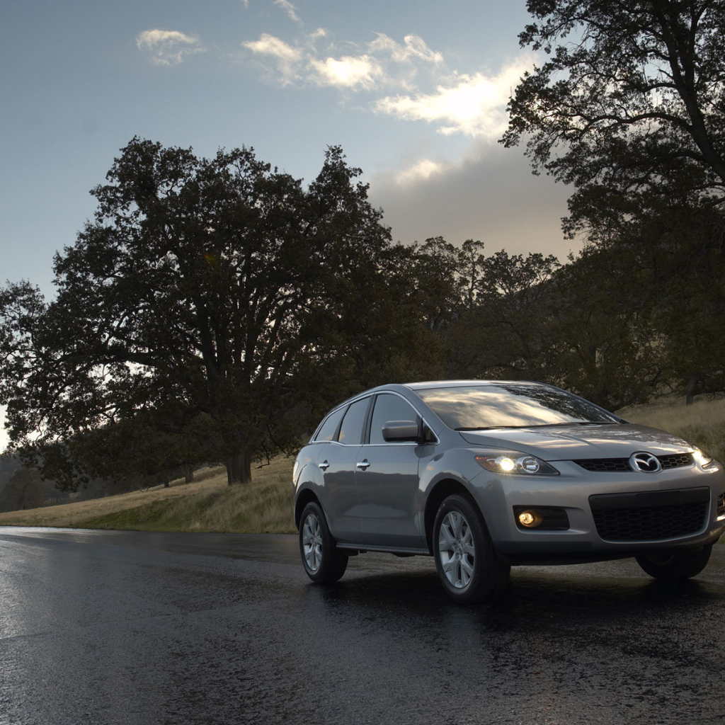 Красивый автомобиль Mazda CX 7 в Москве