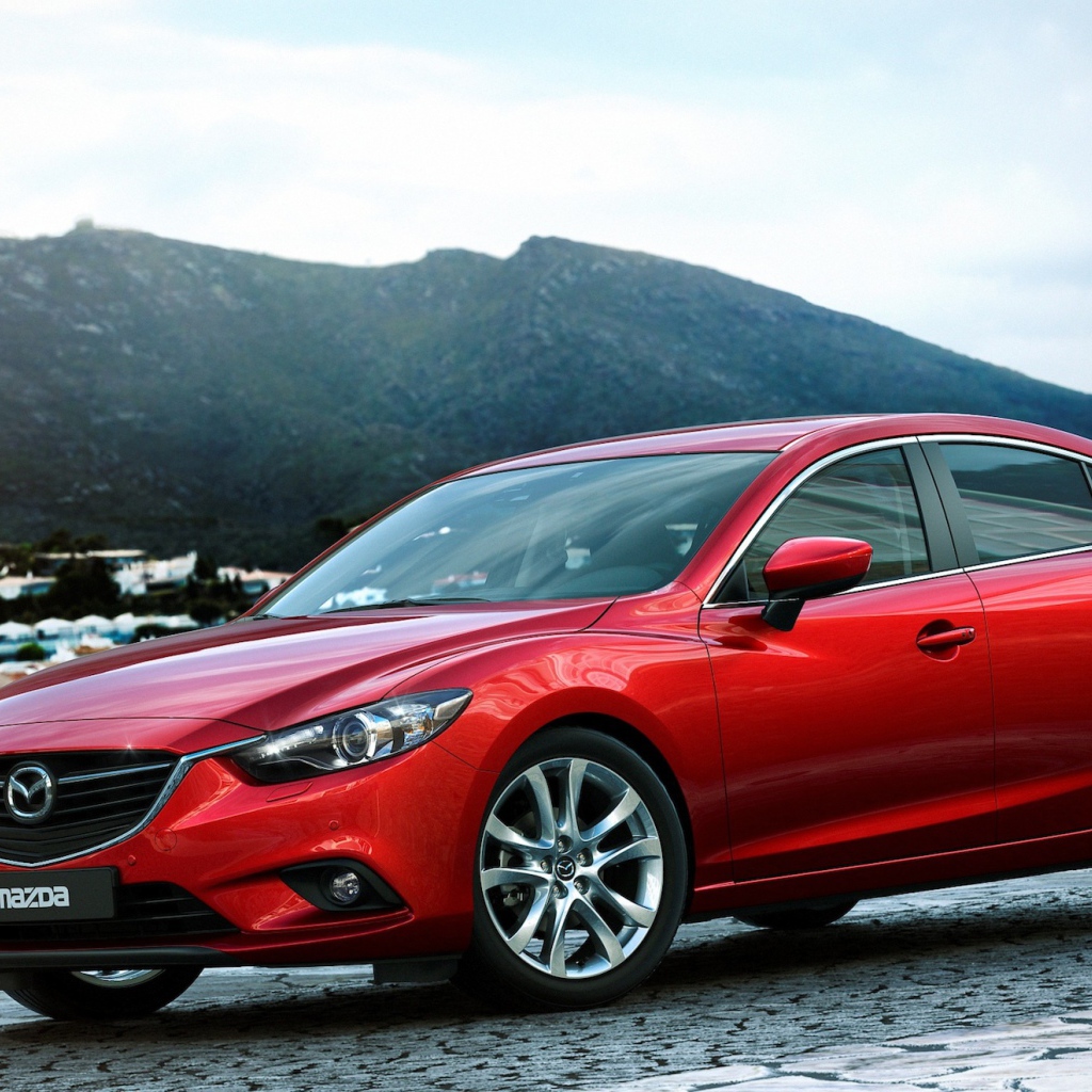 Автомобиль Mazda 6 на дороге