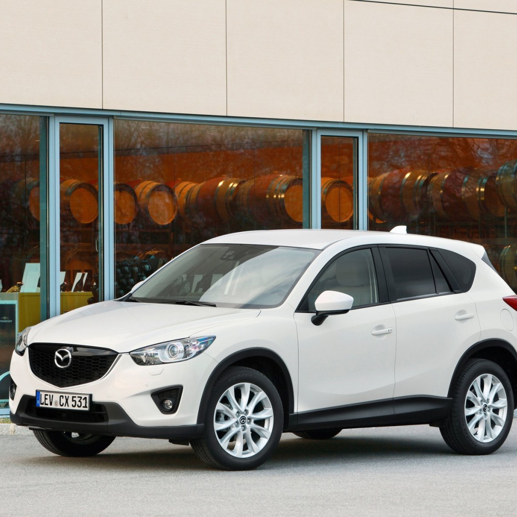 Автомобиль Mazda CX 5 на дороге