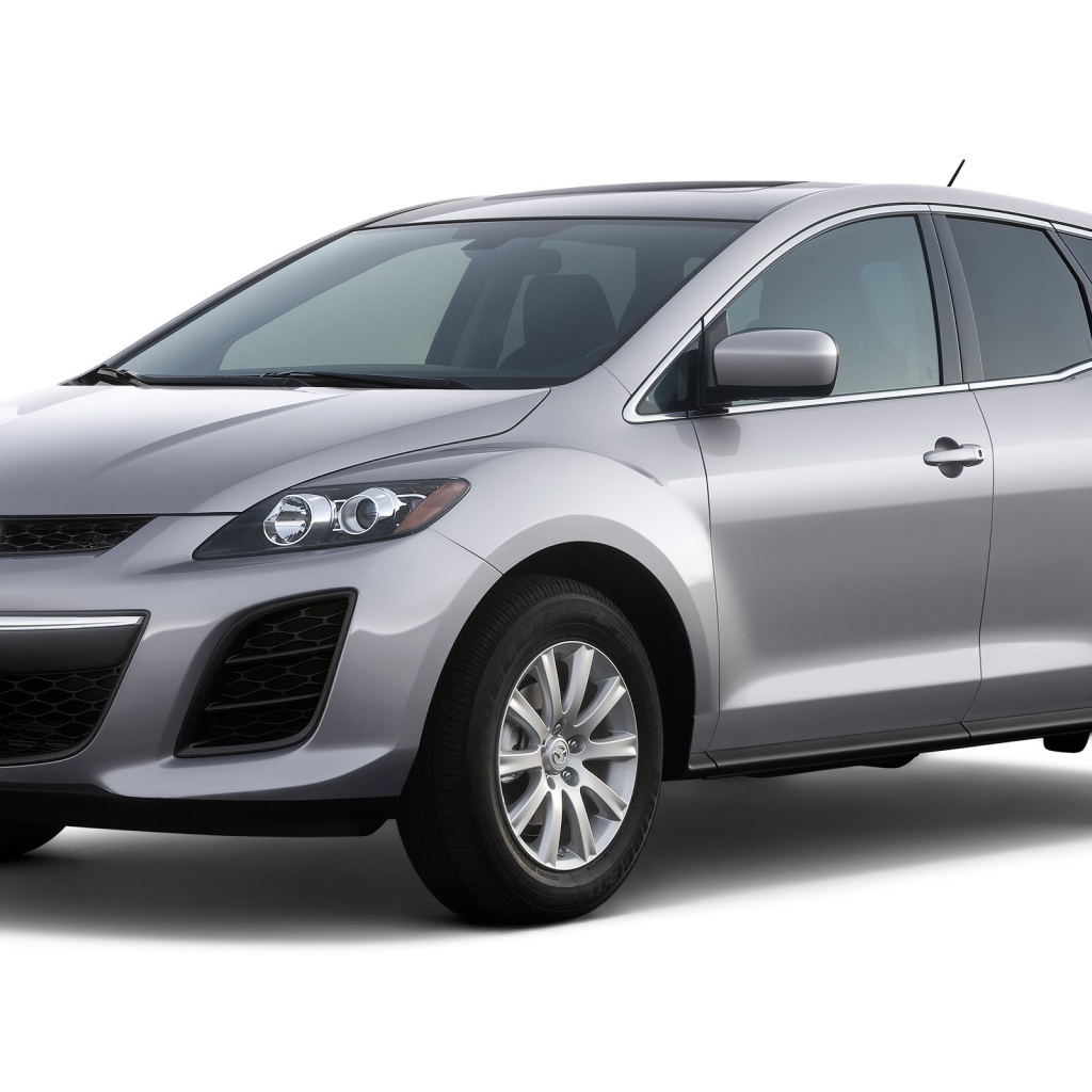 Автомобиль Mazda CX 7 на дороге