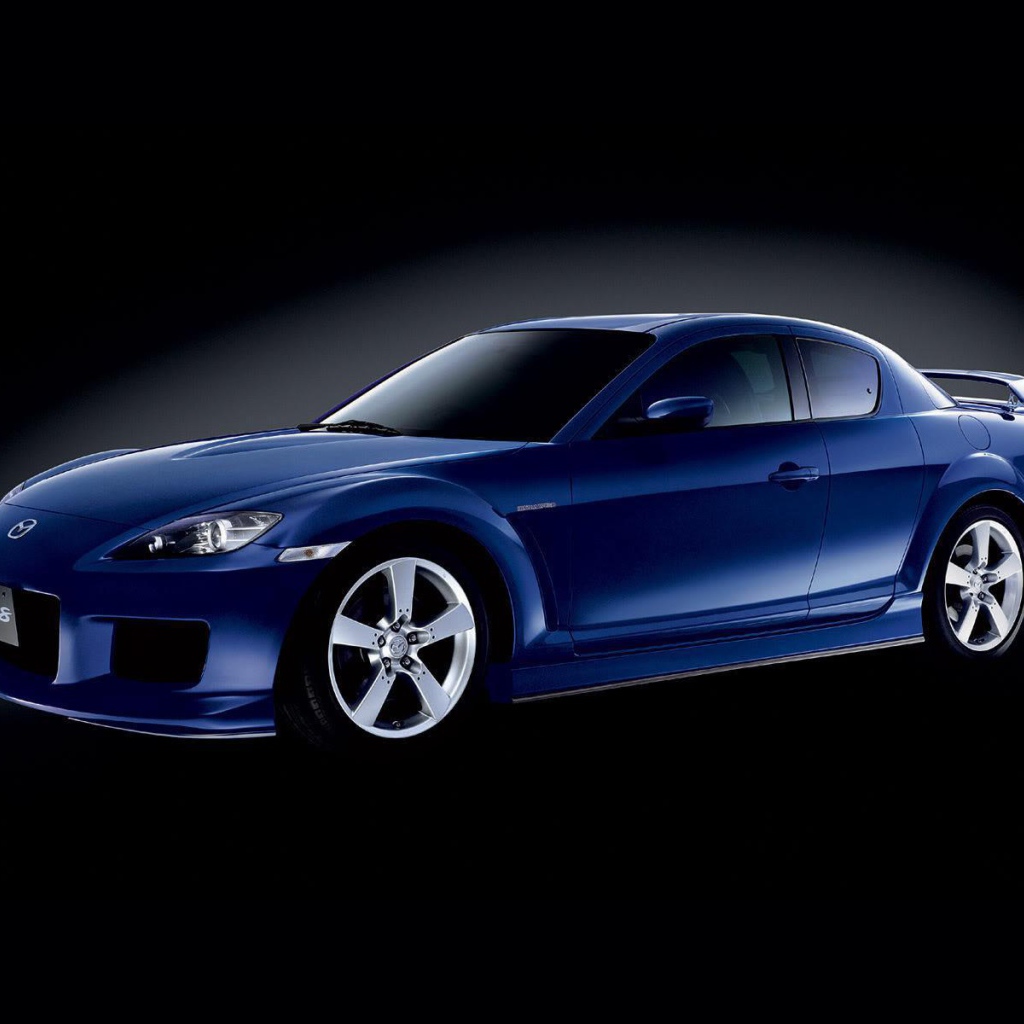 Автомобиль Mazda RX 8 на дороге