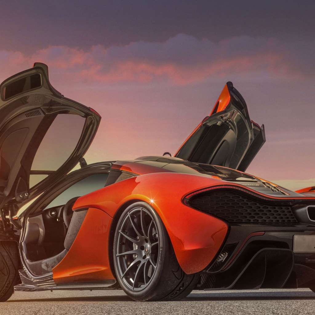 Автомобиль McLaren P1 2014 на дороге