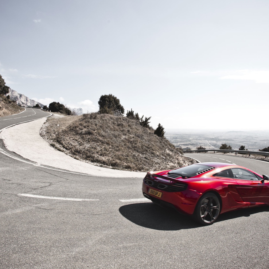 Автомобиль на горной дороге