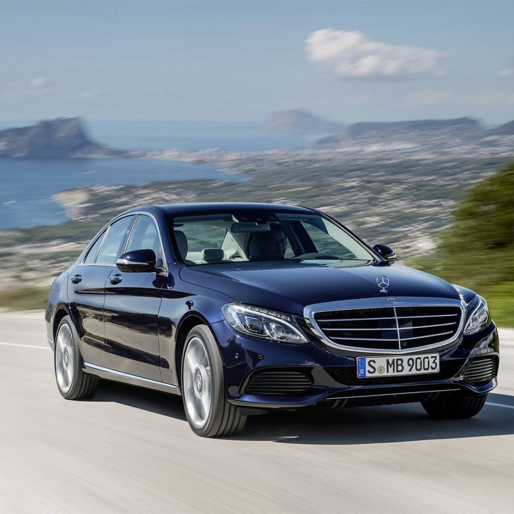 Mercedes C class 2014 на фоне природы