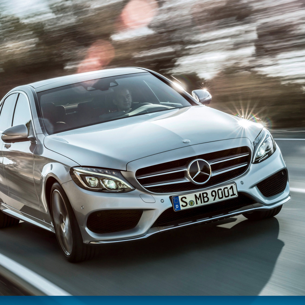 Красивый автомобиль Mercedes C-Class 2014