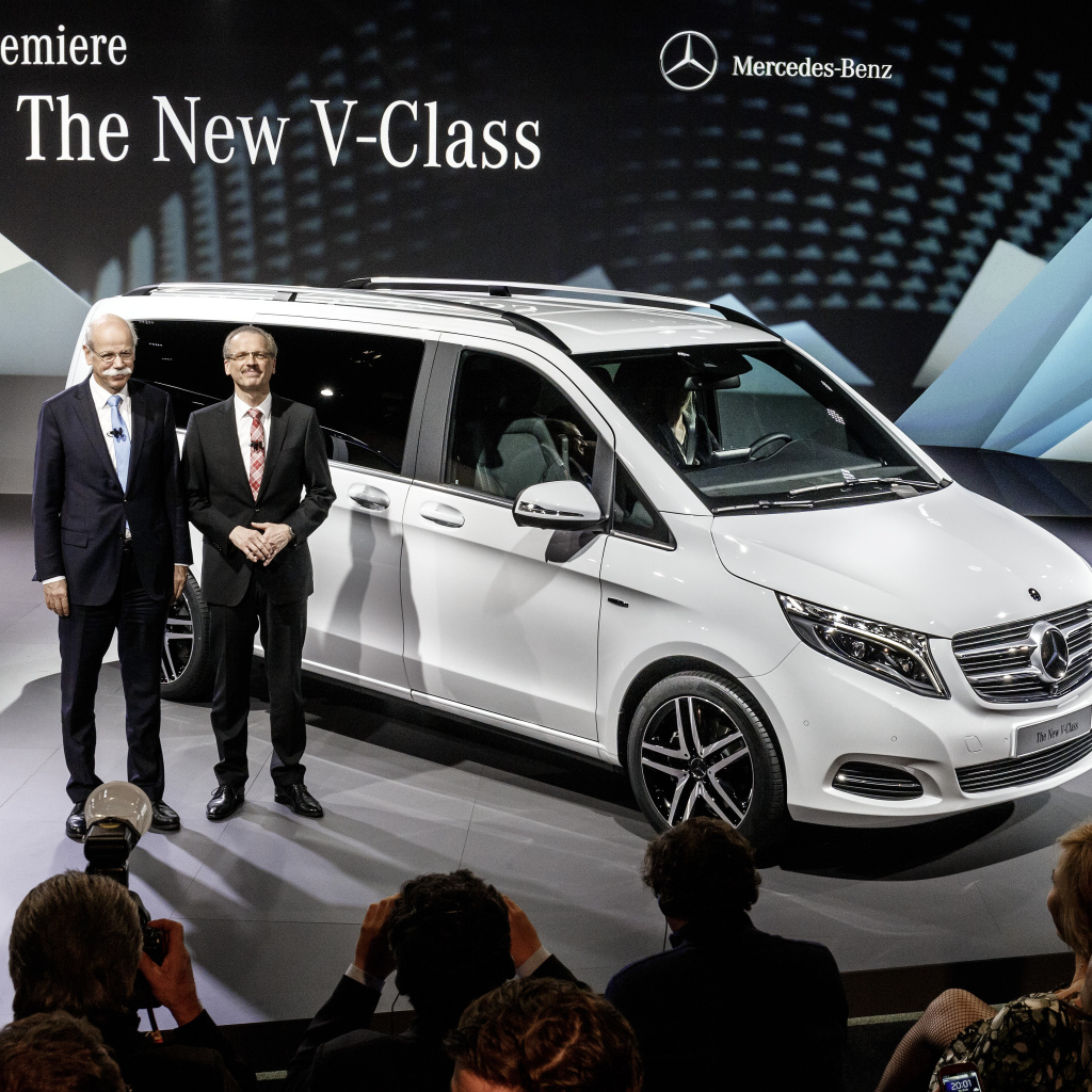 Красивый автомобиль Mercedes V-Class 2014