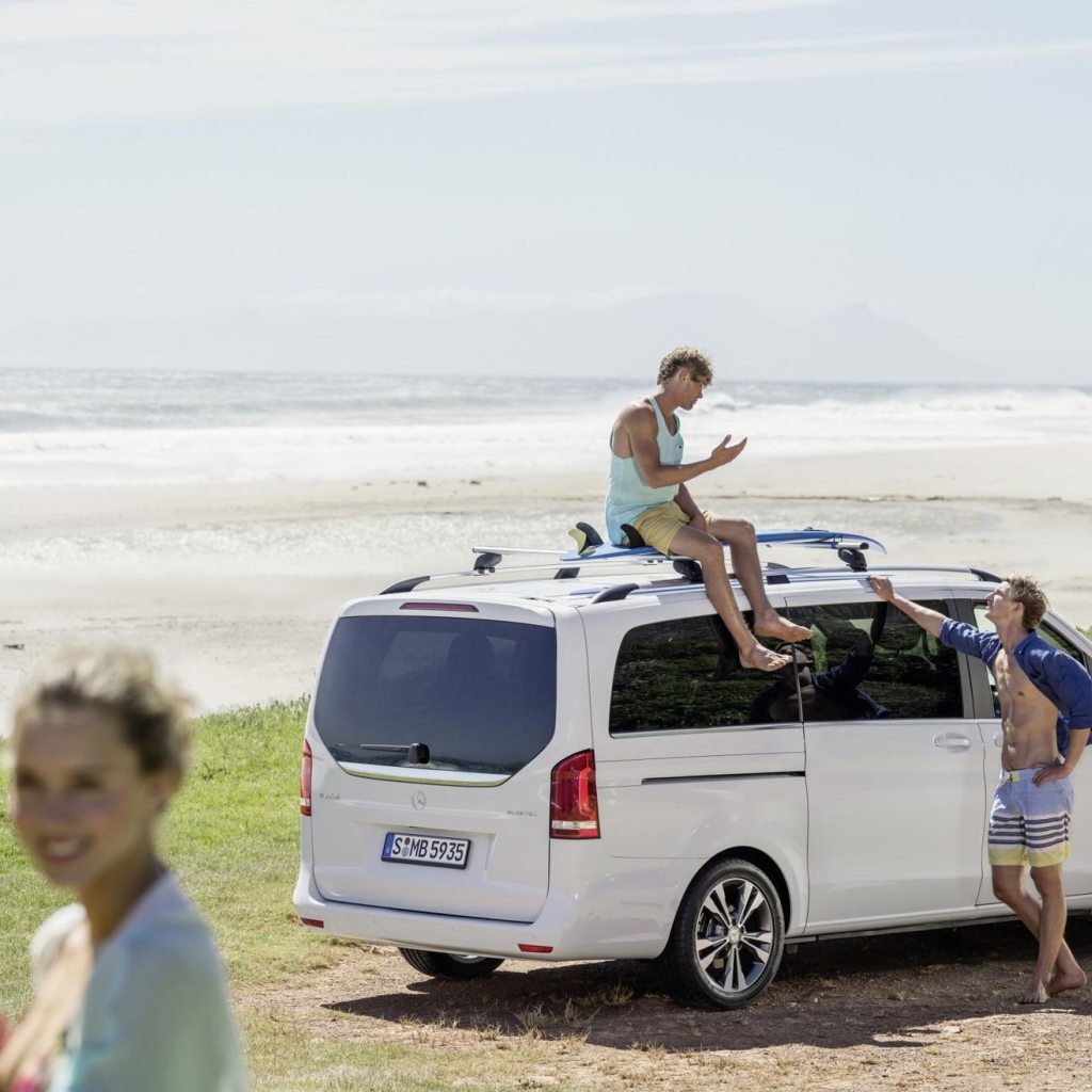 Красивый автомобиль Mercedes V-Class 2014 в Москве