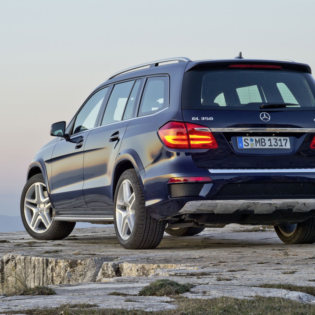 Синий мерседес в горах