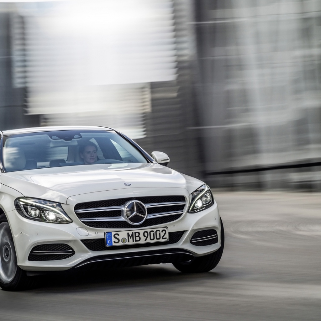 Автомобиль Mercedes C-Class 2014 на дороге