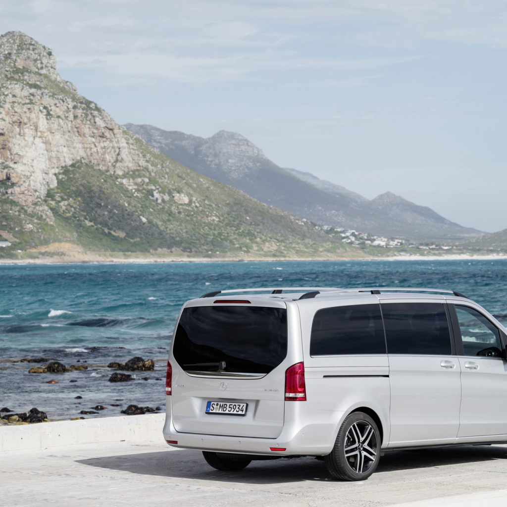 Автомобиль Mercedes V-Class 2014 на дороге