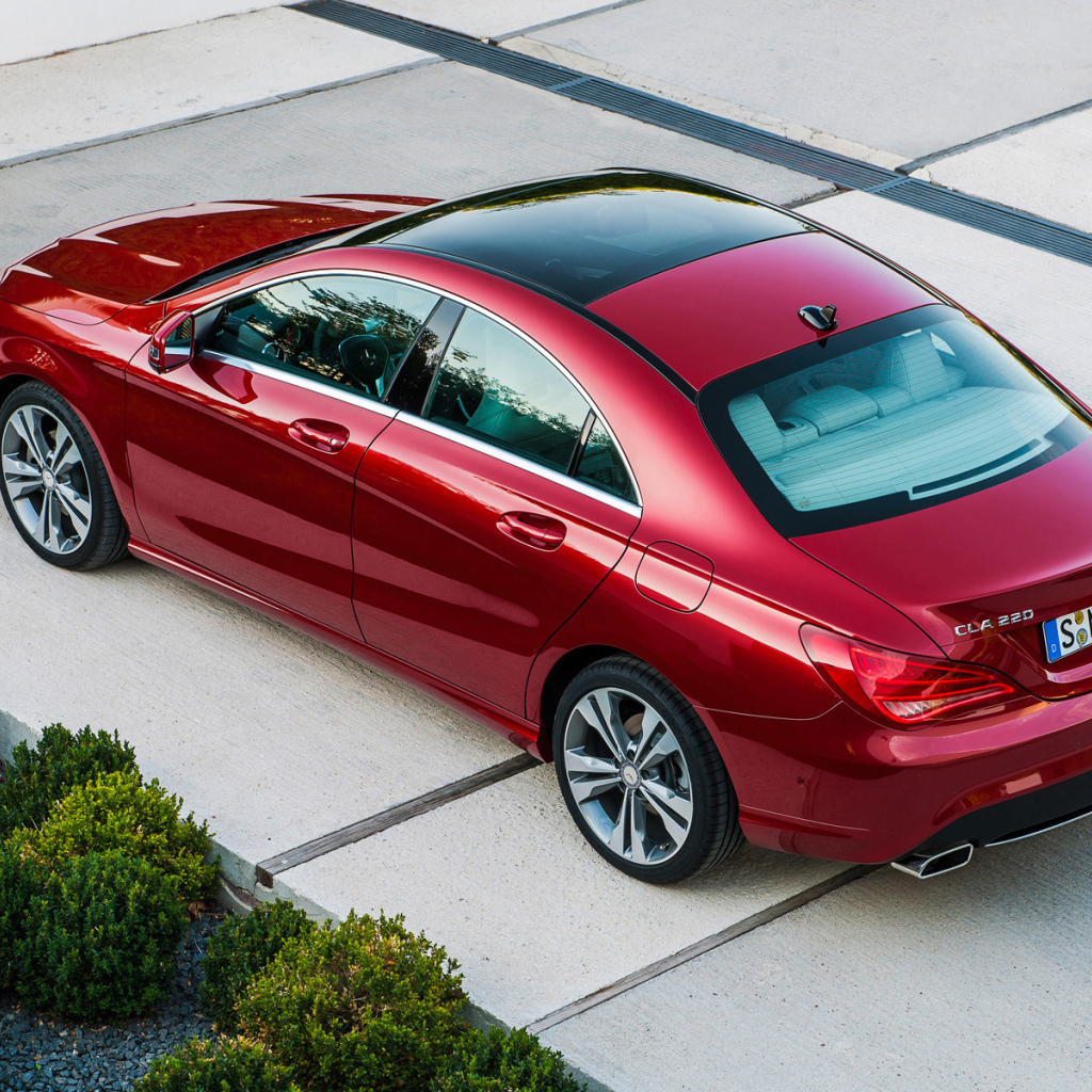 Вишневый Mercedes GLA