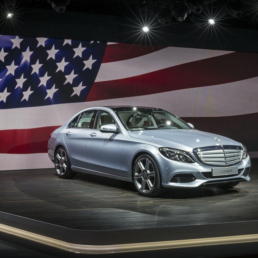 Mercedes C class 2014 на фоне флага США