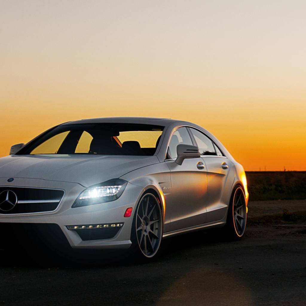 Красивый Mercedes benz cls63