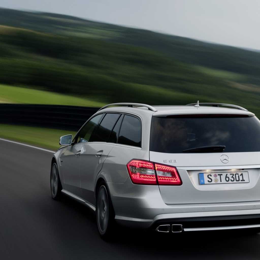 Мерседес в движении по дороге