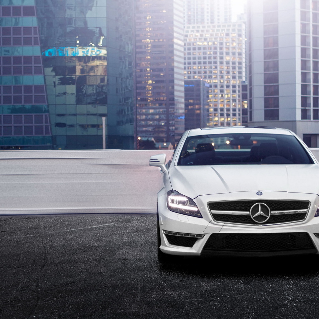 Мерседес на городской парковке