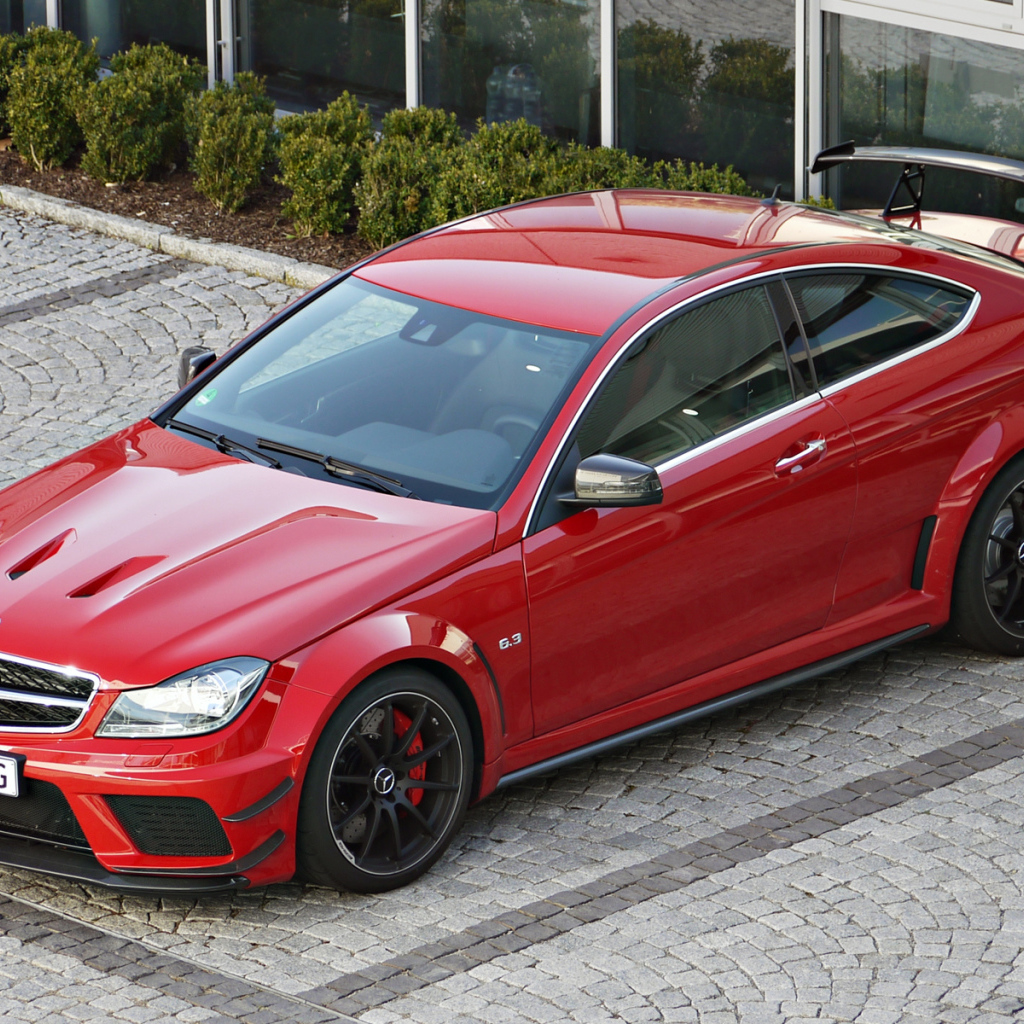 Красный мерседес