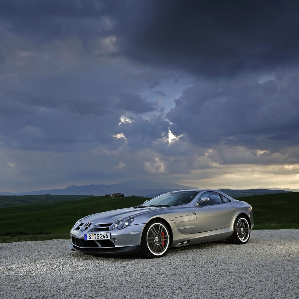 Спортивный серебристый Мерседес