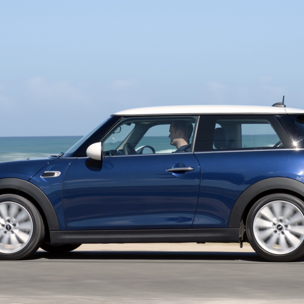 Красивый автомобиль Мини Купер S 2014 в Москве