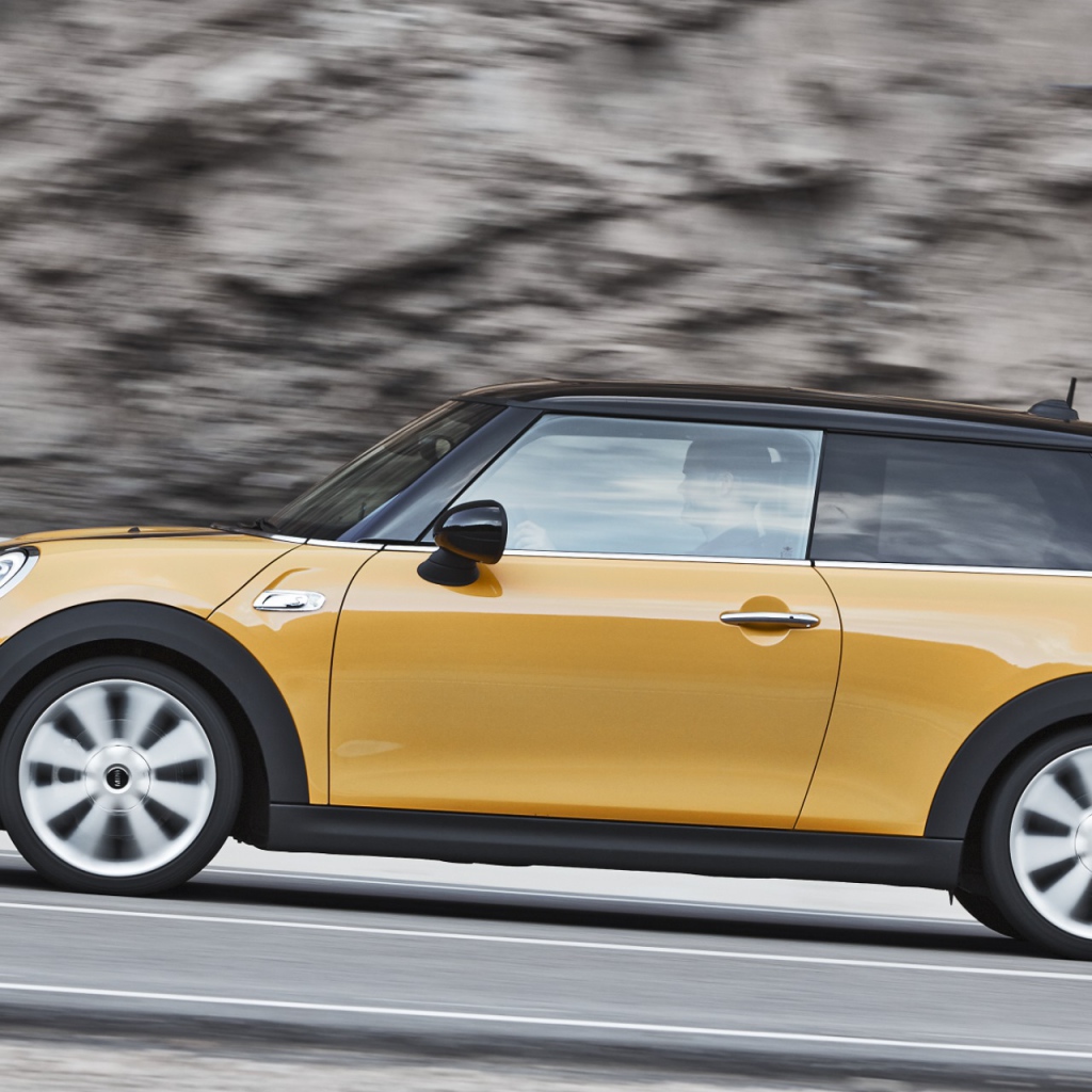 Автомобиль Мини Купер S 2014 на дороге 