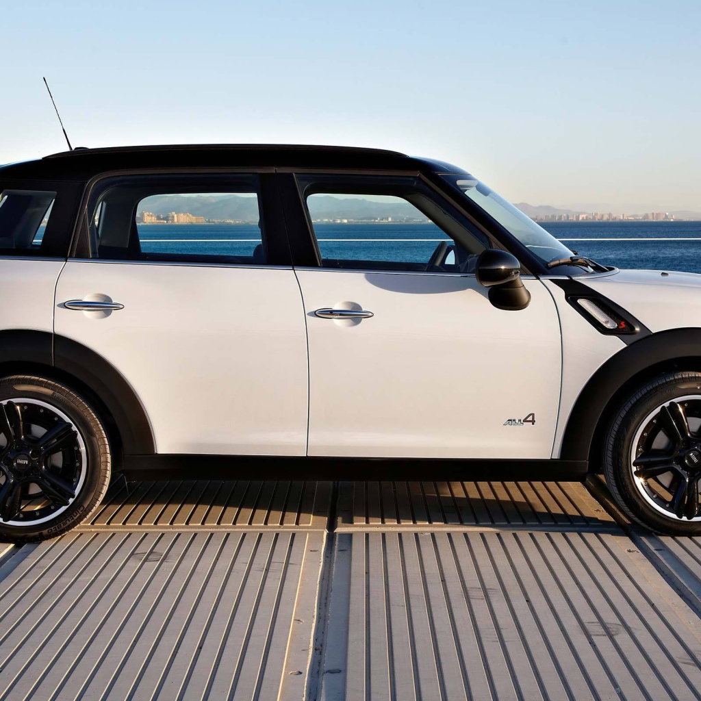 mini cooper countryman на фоне моря