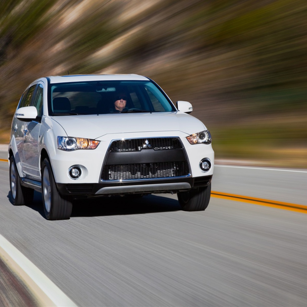 Красивый автомобиль Mitsubishi Outlander в Москве